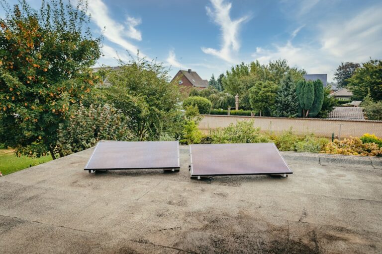 Wie ein Balkonkraftwerk Energiekosten senkt und Wärmepumpe optimal unterstützt Balkonkraftwerk auf Balkon unterstützt Wärmepumpe senkt Energiekosten im Haushalt