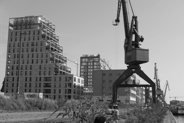 Warum eine Wärmepumpe im modernen Neubau eine nachhaltige Investition ist Moderne Wärmepumpe im Neubau zur nachhaltigen Energieeinsparung und Heizkostensenkung