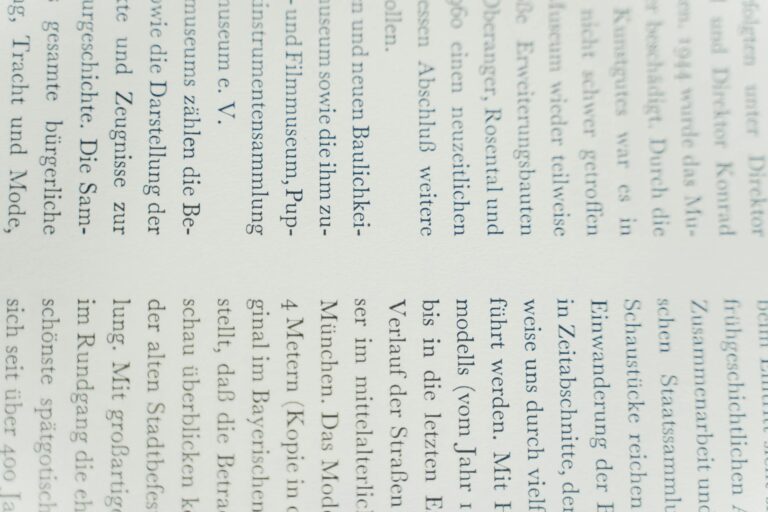 Moderne Wärmepumpe wird für nachhaltige Gebäudetechnik professionell saniert