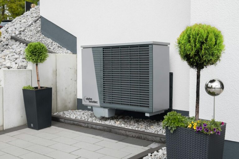 Wärmepumpe im Garten mit Schallschutz zur effektiven Lautstärkereduzierung