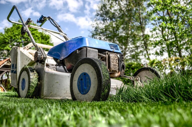 Wärmepumpe Wartung richtig durchführen mit hilfreicher Checkliste Techniker überprüft Wärmepumpe mit Checkliste zur effektiven Wartung und Pflege