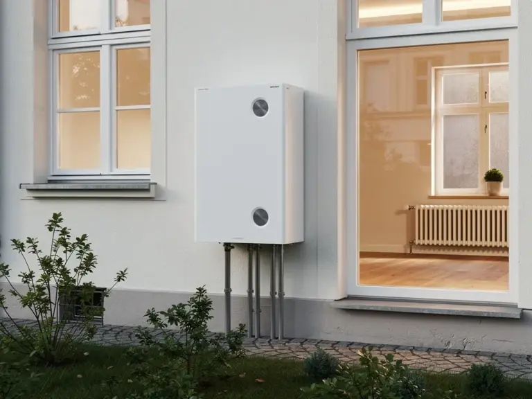 Luft-Wasser-Wärmepumpe installiert in einem sanierten Altbau mit moderner Dämmung